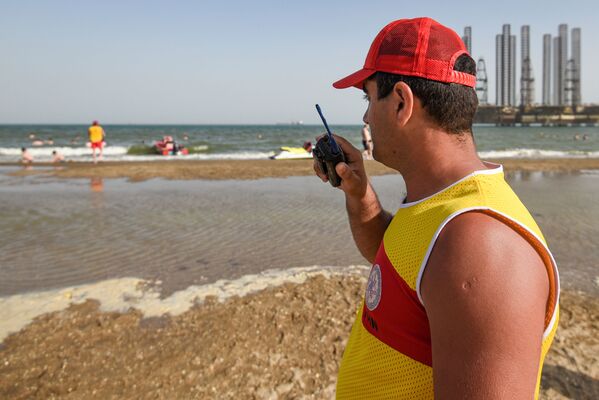 Жители Баку вышли на пляжи после смягчения карантина - Sputnik Азербайджан