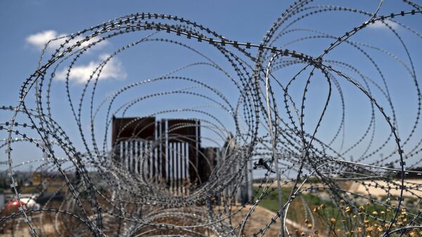  Колючая проволока возле пограничного заграждения, фото из архива - Sputnik Азербайджан