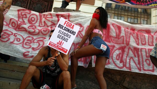 Участники протеста против президента Бразилии в Рио-де-Жанейро, Бразилия  - Sputnik Azərbaycan