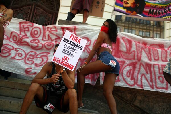 Участники протеста против президента Бразилии в Рио-де-Жанейро, Бразилия  - Sputnik Азербайджан