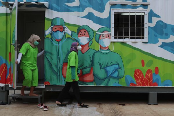 Медицинские работники у мобильной лаборатории в Джакарте, Индонезия - Sputnik Azərbaycan