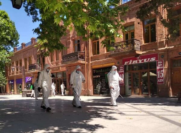 В Баку и Гяндже прошла дезинфекция В Баку и Гяндже прошла дезинфекция - Sputnik Азербайджан
