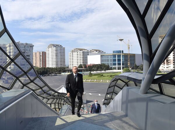 Президент Алиев открыл в Баку футуристический пешеходный переход - фото Президент Алиев открыл в Баку футуристический пешеходный переход - фото - Sputnik Азербайджан
