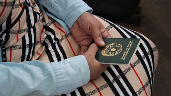 Vətəndaş əlində ümumvətəndaş pasportunu tutub, arxiv şəkli - Sputnik Azərbaycan