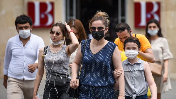 Люди в медицинских масках на улице в Баку во время особого карантинного режима - Sputnik Азербайджан