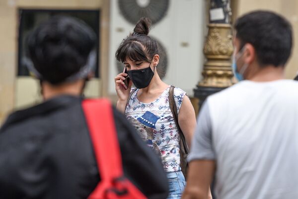 Девушка в защитной маске на улице в Баку во время особого карантинного режима - Sputnik Azərbaycan