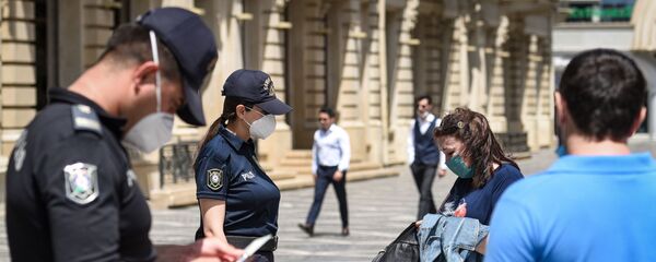 Сотрудники полиции проверяют разрешения жителей столицы для выхода на улицу Сотрудники полиции проверяют разрешения жителей столицы для выхода на улицу - Sputnik Азербайджан
