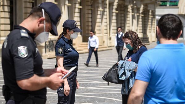Сотрудники полиции проверяют разрешения жителей столицы для выхода на улицу - Sputnik Азербайджан