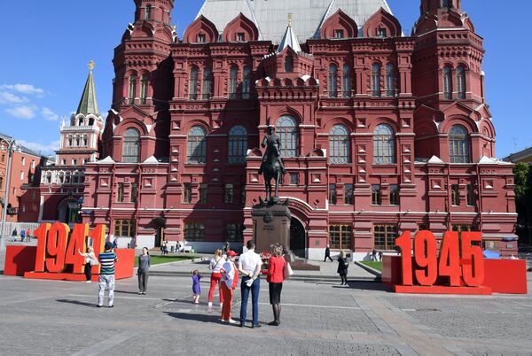 Украшение перед памятником маршалу Георгию Жукову у Исторического музея в Москве - Sputnik Азербайджан
