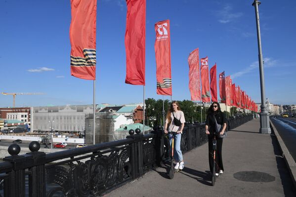 Девушки на самокатах на Большом Каменном Мосту в Москве - Sputnik Азербайджан