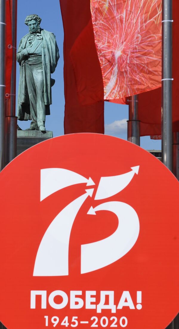 Флаги и логотип Победа-75 на фоне памятника Пушкину на Пушкинской площади в Москве - Sputnik Азербайджан