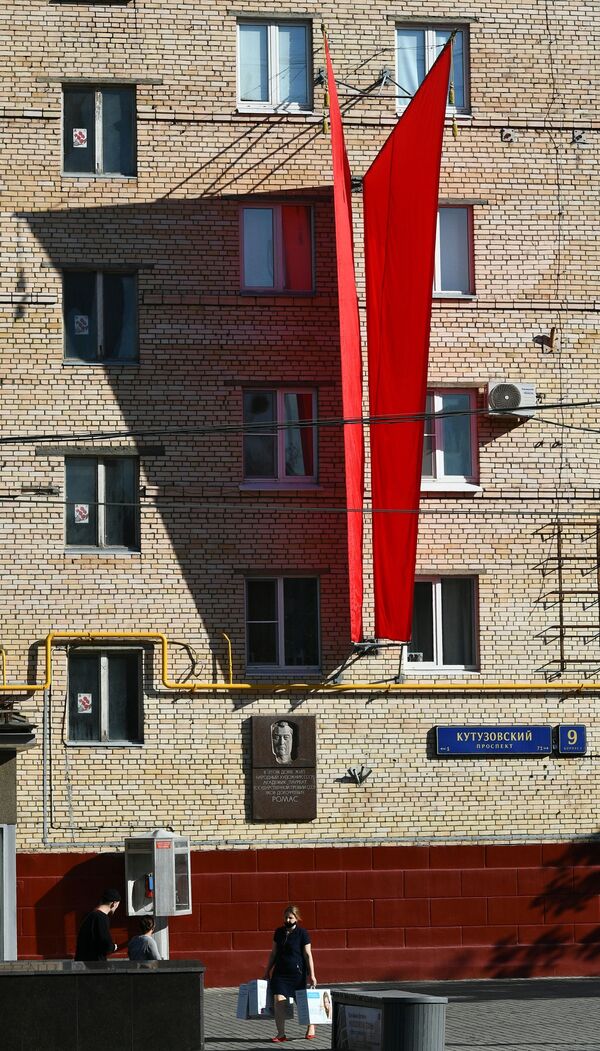 Флаги на стене жилого дома на Кутузовском проспекте в Москве - Sputnik Азербайджан