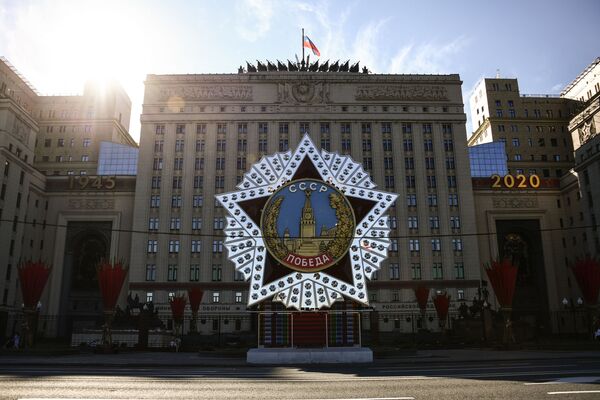 Декорация в виде Ордена Победы у здания Министерства обороны в Москве - Sputnik Азербайджан