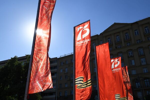 Флаги с логотипом Победа-75 на Пушкинской площади в Москве - Sputnik Азербайджан