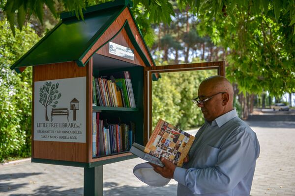 Без туристов и гостей, но с новой библиотекой: в Нафталане появилась Little Free Library Без туристов и гостей, но с новой библиотекой: в Нафталане появилась Little Free Library - Sputnik Азербайджан