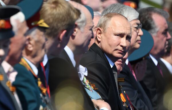 Президент РФ Владимир Путин на военном параде в ознаменование 75-летия Победы на Красной площади - Sputnik Азербайджан