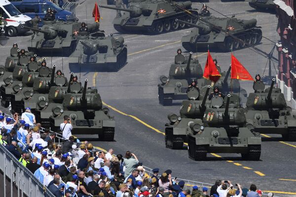 Танки Т-34-85 во время военного парада Победы на Красной площади - Sputnik Азербайджан