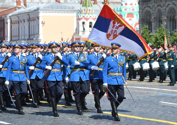 Парадный расчет армии Сербии во время военного парада Победы в Москве - Sputnik Азербайджан