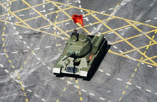 Танк Т-34-85 во время военного парада Победы - Sputnik Азербайджан