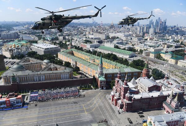 Многоцелевые вертолеты Ми-8 во время воздушной части военного парада Победы - Sputnik Азербайджан