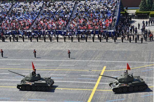 Танки Т-34-85 во время военного парада Победы - Sputnik Азербайджан
