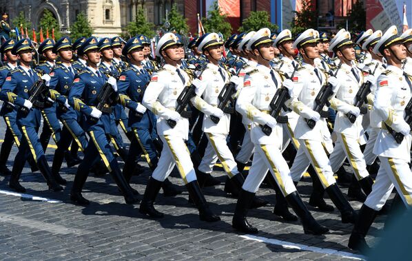 Парадный расчет армии КНР во время военного парада Победы в Москве - Sputnik Азербайджан