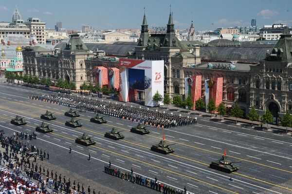 Танки Т-34-85 во время военного парада в ознаменование 75-летия Победы на Красной площади - Sputnik Азербайджан
