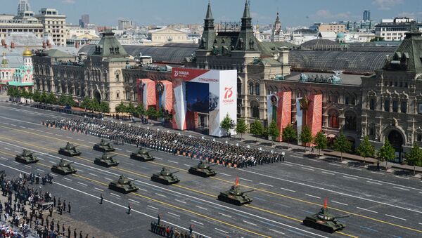 Танки Т-34-85 во время военного парада в ознаменование 75-летия Победы на Красной площади - Sputnik Azərbaycan