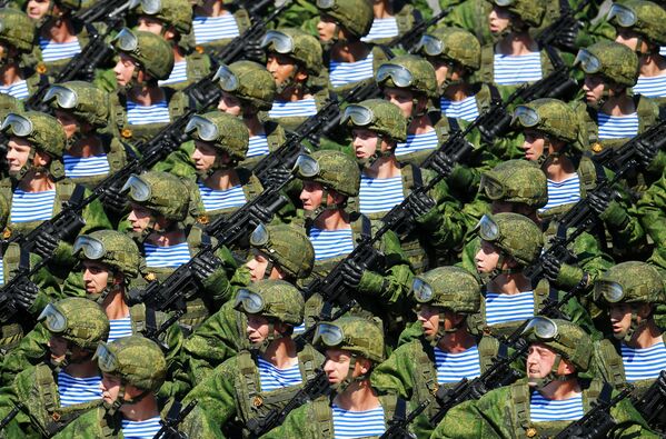 Военнослужащие парадных расчетов на параде Победы на Красной площади - Sputnik Азербайджан