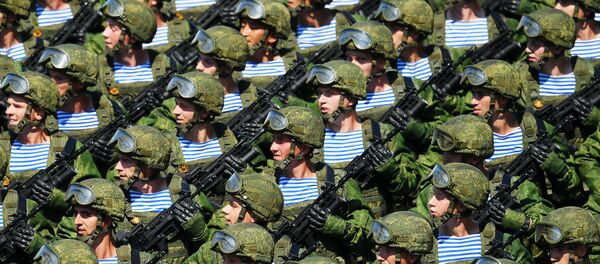 Военнослужащие парадных расчетов на параде Победы на Красной площади - Sputnik Азербайджан