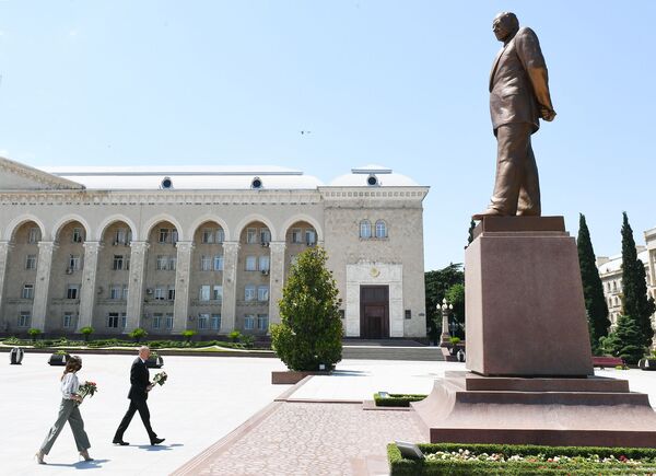 Президент Алиев с супругой открыли ряд важных предприятий в Гяндже Президент Алиев с супругой открыли ряд важных предприятий в Гяндже - Sputnik Азербайджан