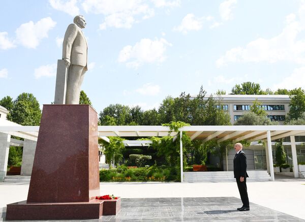 Президент Алиев продолжает поездку по регионам Президент Алиев продолжает поездку по регионам - Sputnik Азербайджан