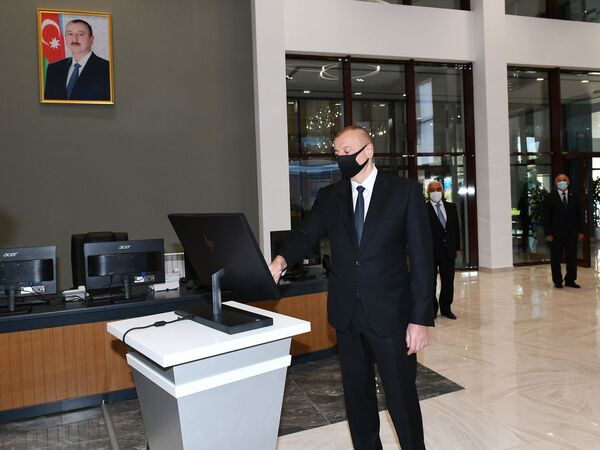 Президент Алиев продолжает поездку по регионам Президент Алиев продолжает поездку по регионам - Sputnik Азербайджан