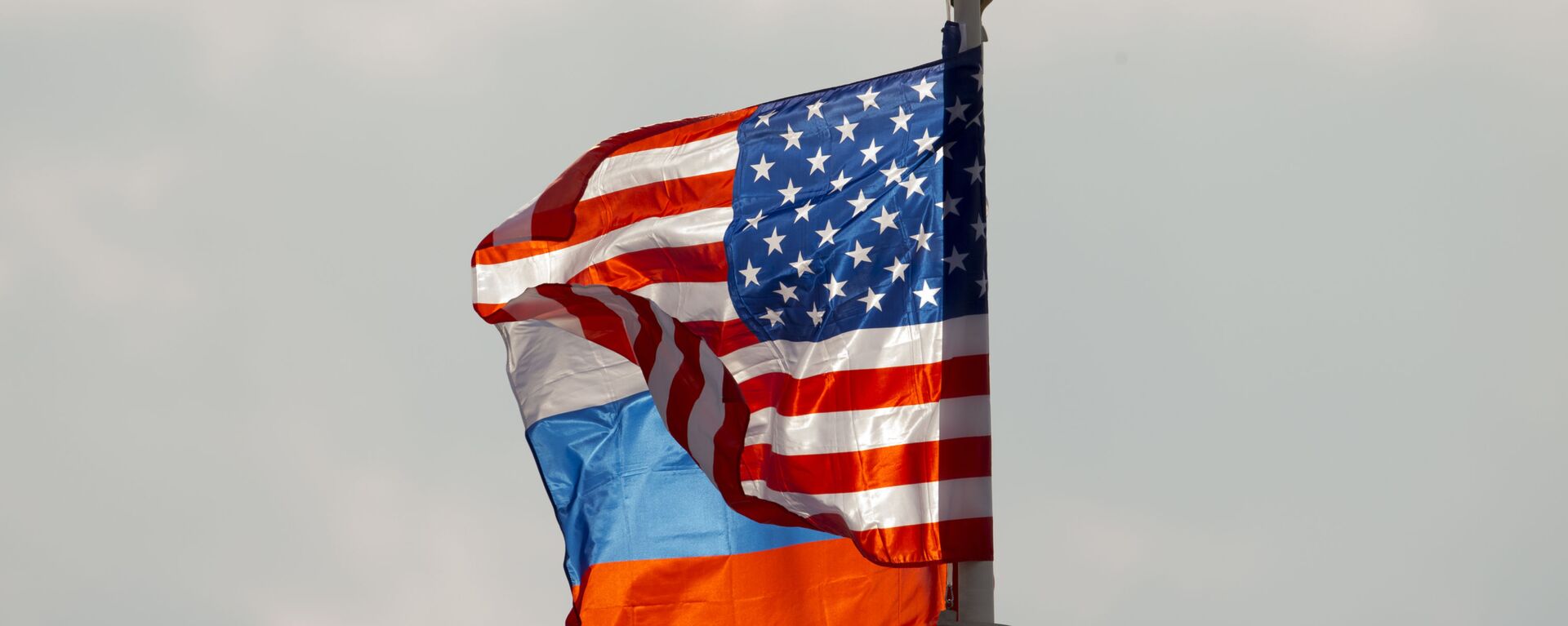 Флаги США и России, фото из архива - Sputnik Azərbaycan, 1920, 18.05.2021