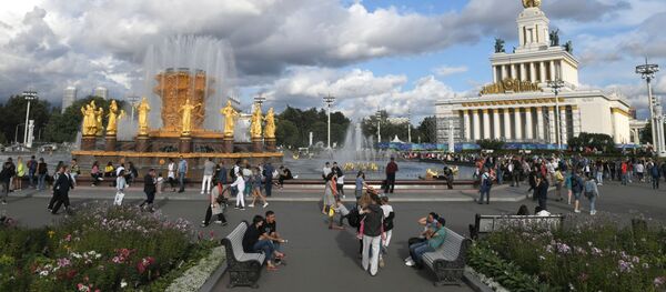 Отдыхающие на ВДНХ в Москве, фото из архива Отдыхающие на ВДНХ в Москве, фото из архива - Sputnik Азербайджан