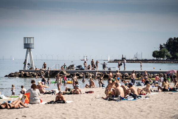 Люди на пляже Бельвю к северу от Копенгагена, Дания - Sputnik Азербайджан