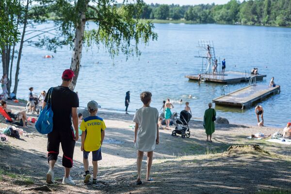 Люди отдыхают на озере Маларен в Стокгольме, Швеция - Sputnik Азербайджан