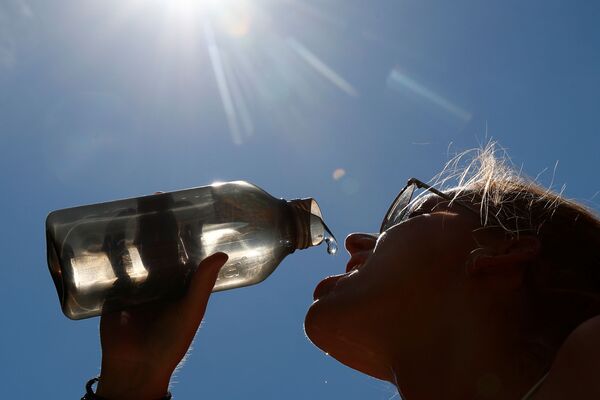 Женщина пьет воду в парке в центре Брюсселя, Бельгия - Sputnik Азербайджан