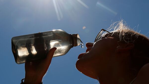 Женщина пьет воду в парке в центре Брюсселя, Бельгия - Sputnik Азербайджан