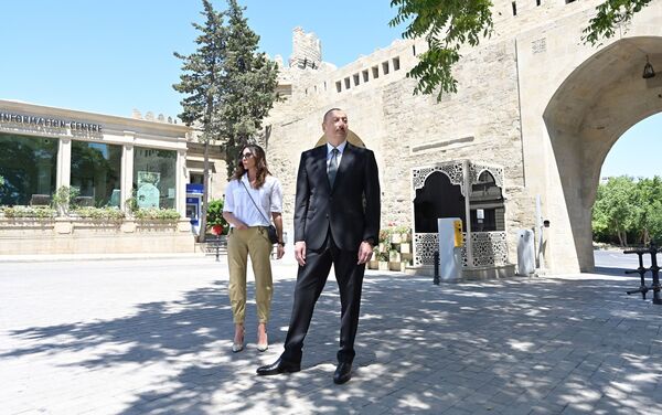 Президент Ильхам Алиев и Первая леди Мехрибан Алиева ознакомились с восстановительно-консервационными работами в части Ичеришехер - Sputnik Азербайджан