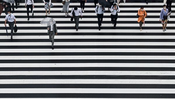 Пешеходы идут по зебре в Токио - Sputnik Azərbaycan