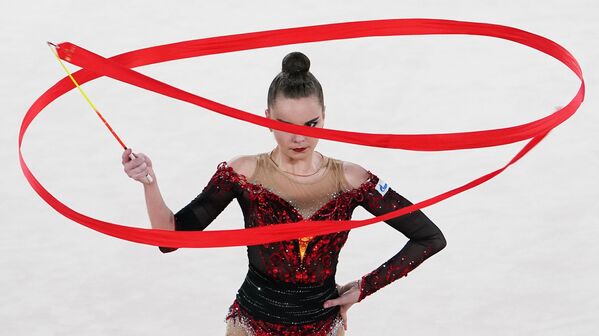 Гимнастка Дина Аверина во время выступления на международном онлайн-турнире по художественной гимнастике - Sputnik Азербайджан