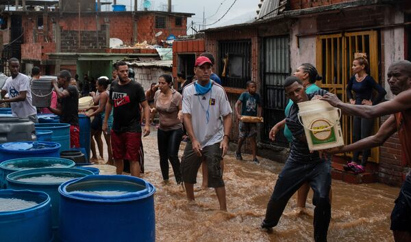 Люди в Каракасе набирают питьевую воду в связи с трудностями в водоснабжении - Sputnik Азербайджан
