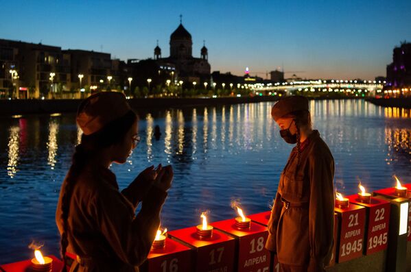 Волонтеры зажгли 1418 свечей на Крымской набережной в Москве в рамках акции Линия памяти - Sputnik Азербайджан