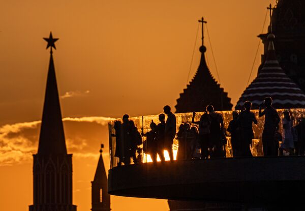 Башни Московского Кремля и купола Покровского собора на закате - Sputnik Азербайджан