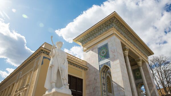 Скульптура Чабан, выполненная известным азербайджанским скульптором-монументалистом Абдурахмановым у павильона Азербайджан на ВДНХ в Москве - Sputnik Азербайджан