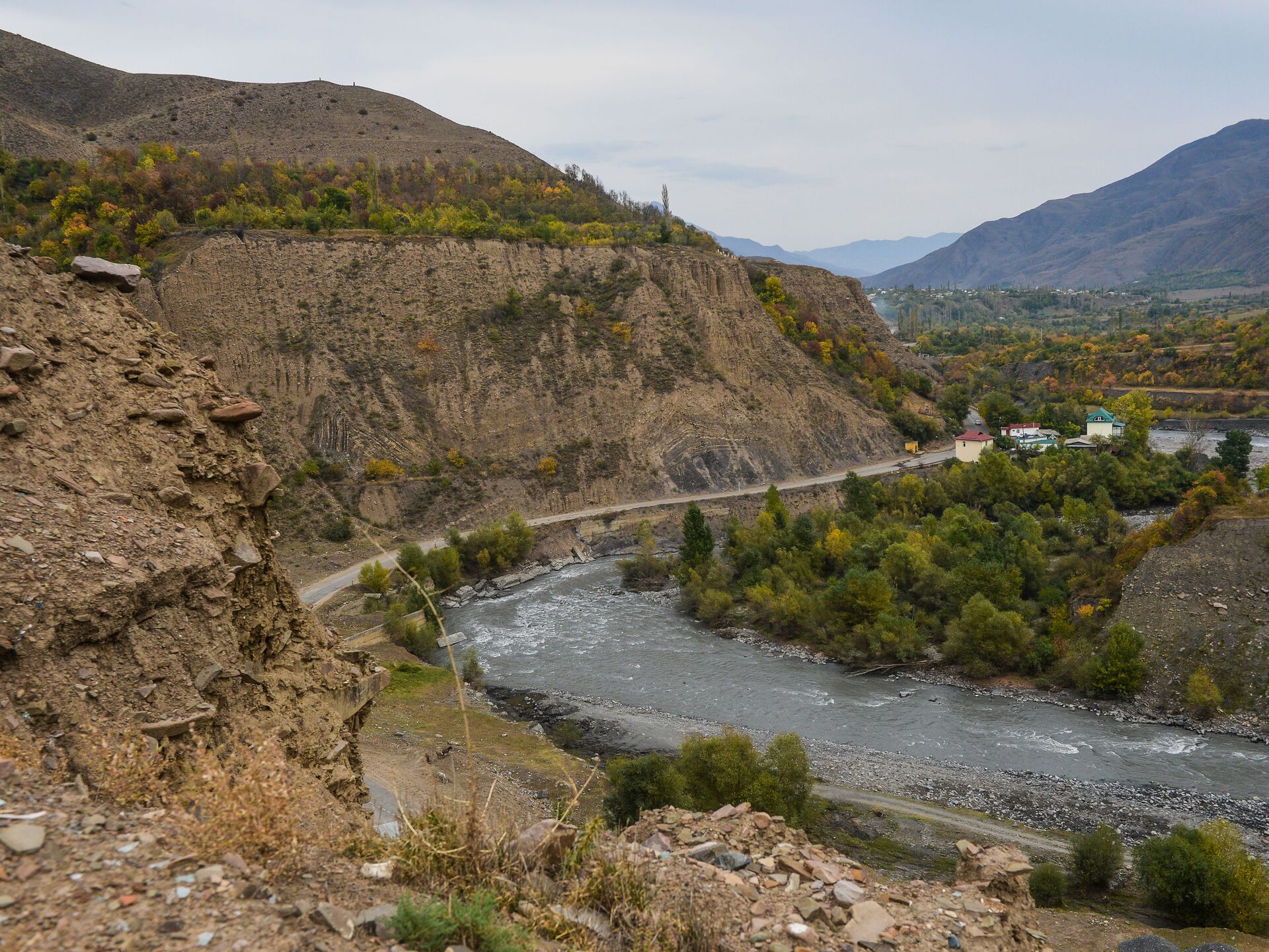 Самур азербайджан. Река Самур в Дагестане. Река Самур в Азербайджане. Долина реки Самур. Село Хрюг Дагестан.