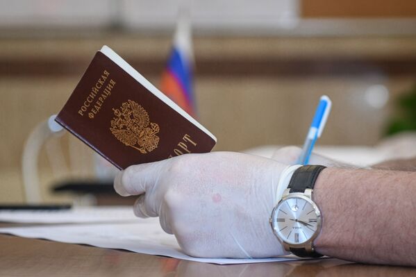Голосование по поправкам в Конституцию РФ в посольстве России в Баку - Sputnik Azərbaycan