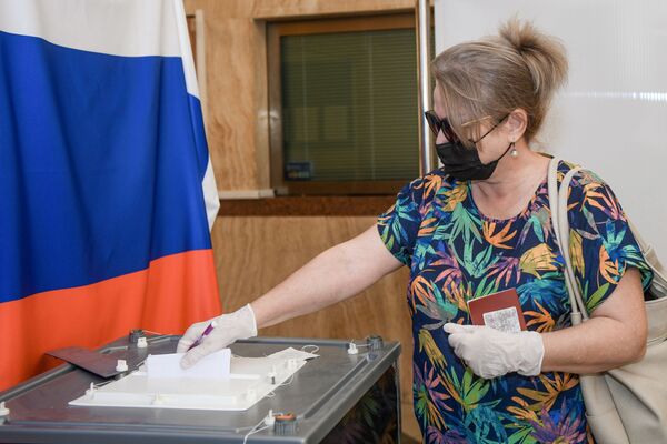Голосование по поправкам в Конституцию РФ в посольстве России в Баку - Sputnik Azərbaycan