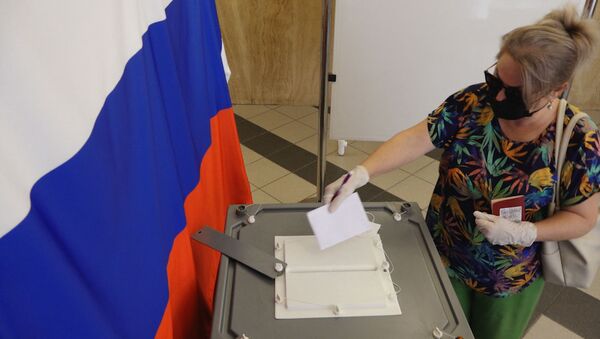 Маска, перчатки и одноразовая ручка: как голосуют по поправкам в Конституцию РФ в Баку - Sputnik Азербайджан